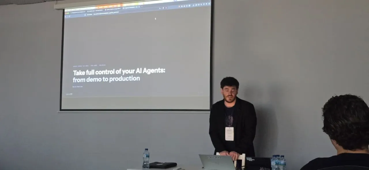 David Garrido Leal presentando ante la pantalla 'Take full control of your AI Agents: from demo to production' en una charla sobre agentes en producción.