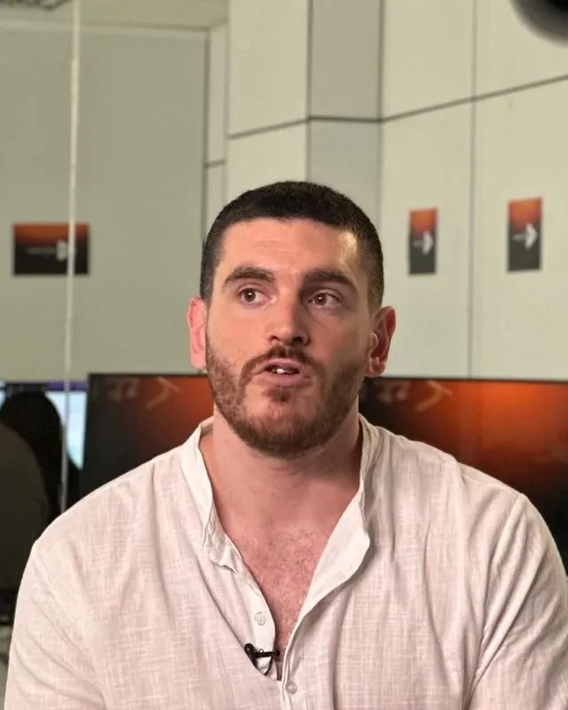 David Garrido Leal respondiendo ante una cámara durante una entrevista en medios.