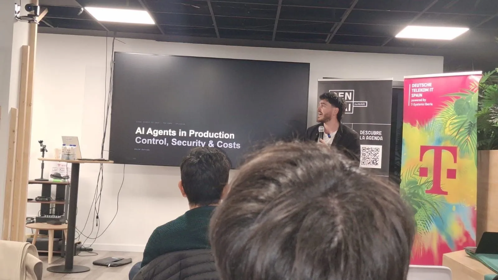 David Garrido Leal, ponente en el GenAI Summit Europe, ante la diapositiva 'AI Agents in Production'.